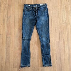 Rag & Bone sz 27 Dark Wash Skinny Jeans - Distressed Hem